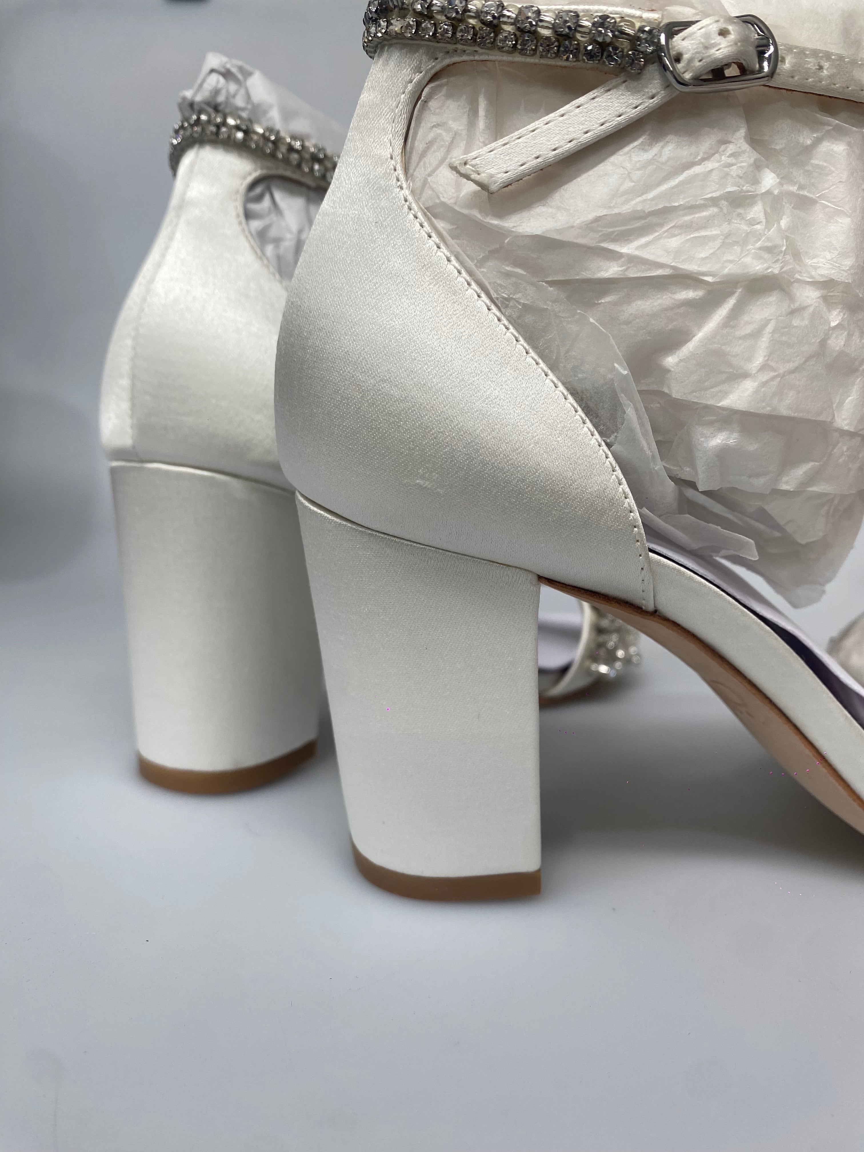 FINAL SALE OUTLET - Adele - White - Size 5.5